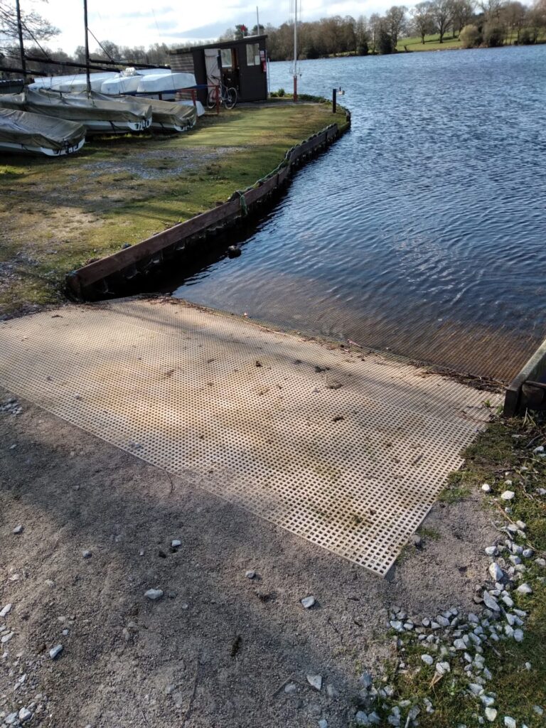 Mini mesh grating on a slipway